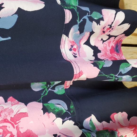 LulaRoe June Top In A Navy Blue And Pink Floral Print, Peplum Size 2X(20-22) - Picture 4 of 7